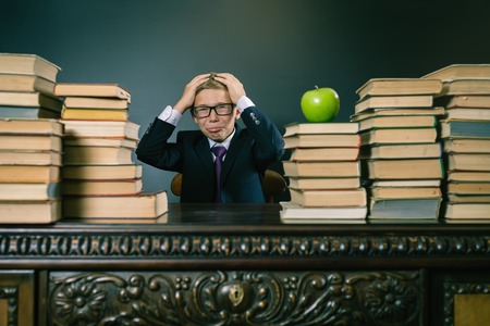 ストレスやうつ病で学校の教室の宿題や彼の狂気運転試験の多くの男子生徒 子供は 多くの本と 1 つの青リンゴとテーブルに座る 退屈な主題を調査するあなたの子供のやる気を引き出す の写真素材 画像素材 Image ストレスやうつ病で学校の教室の宿題や彼の狂気運転試験の多くの男子生徒 子供は 多くの本と 1 つの青リンゴとテーブルに座る 退屈な主題を調査するあなたの子供のやる気を引き出す の写真素材 画像素材 Image