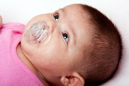 美しい白人ヒスパニック ラティーナ赤ちゃん幼児の女の子プラスチックおしゃぶりを持つ 新生児のかわいい顔 の写真素材 画像素材 Image