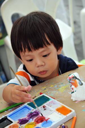 Enfants De 2 Ans De Peinture A L Ecole Maternelle Banque D Images Et Photos Libres De Droits Image Enfants De 2 Ans De Peinture A L Ecole Maternelle Banque D Images Et Photos Libres De Droits Image