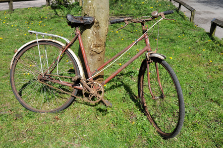 2 つの自転車は、ピンク、大人の自転車、小さな子供の自転車で塗装 