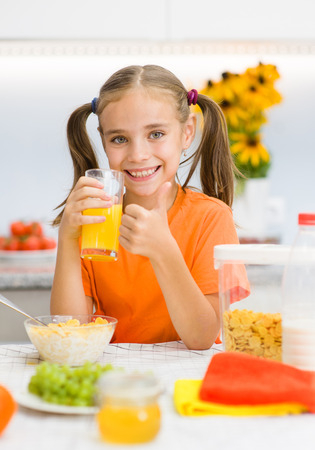 女の子は 朝食のオレンジ ジュースを飲みます の写真素材 画像素材 Image 女の子は 朝食のオレンジ ジュースを飲みます の写真素材 画像素材 Image