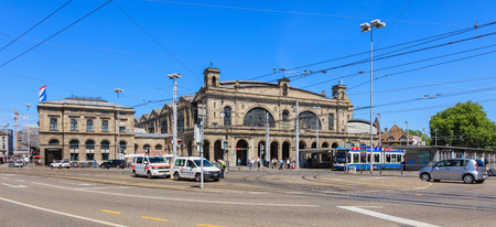 チューリッヒ スイス 17 年 6 月 18 日 チューリッヒの主要鉄道駅 トラフィックおよびそれの前の人々 の建物します チューリッヒ中央駅はスイス連邦共和国と 世界で最も忙しい駅の 1 つで最大の鉄道駅です の写真素材 画像素材 Image チューリッヒ スイス 17 年 6 月 18 日 チューリッヒの主要鉄道駅 トラフィックおよびそれの前の人々 の建物します チューリッヒ中央駅はスイス連邦共和国と 世界で最も忙しい駅の 1 つで最大の鉄道駅です の写真素材 画像素材 Image