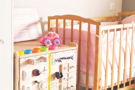 部屋に木の子供用プレイ グラウンド構造 スイッチ ボタンやレバーをおもちゃにします 手作りの Bizibord ボード子どもの運動能力の開発 モンテッソーリのメソッド 女の子のためのおもちゃの部屋 の写真素材 画像素材 Image