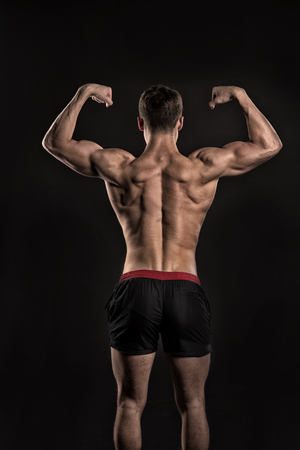 筋肉の体を持つ男 グラディエーターまたは Atlant 裸の背中とアダム スポーツとエクササイズ アスレチックのボディービルダーはパンツでポーズを取る の写真素材 画像素材 Image