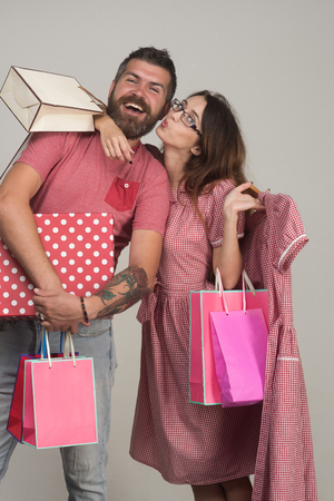 髭の男は幸せそうな顔とピンクの服を着てください カップルは ショッピング バッグやドレスを保持 灰色の背景にぴったり ひげと一日のショッピングの後のかなりの女性を持つ男 ショッピングや無料時間の概念 の写真素材 画像素材 Image 髭の男は幸せそうな顔とピンクの服を着てください カップルは ショッピング バッグやドレスを保持 灰色の背景にぴったり ひげと一日のショッピングの後のかなりの女性を持つ男 ショッピングや無料時間の概念 の写真素材 画像素材 Image