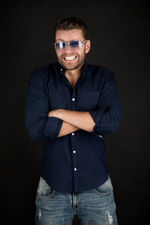 歯科治療 歯の健康 暗い背景にあごひげの顔に笑顔の男 メガネ シャツ 折りたたんだ手のジーンズでハッピーマッチョ ファッション スタイル アクセサリー 美しさ 理髪店 サロン の写真素材 画像素材 Image 歯科治療 歯の健康 暗い背景にあごひげの顔に笑顔の男 メガネ シャツ 折りたたんだ手のジーンズでハッピーマッチョ ファッション スタイル アクセサリー 美しさ 理髪店 サロン の写真素材 画像素材 Image