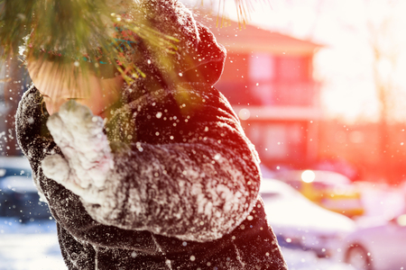 若い女の子が雪遊びをしている 美しい冬の幸せな女の子は冷ややかな冬の公園や屋外で雪を吹きます 女の子と冬の寒い天候 の写真素材 画像素材 Image