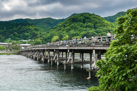 京都市 日本 16 年 5 月 7 日 手ホールド鶏スティック月橋嵐山地区で バック グラウンドでの京都 日本 渡月橋橋西京都嵐山 地区のランドマークとなっています 木製の橋にまたがる桂川 の写真素材 画像素材 Image 7925 京都市 日本 16 年 5 月 7 日 手ホールド鶏スティック月橋嵐山地区で バック グラウンドでの京都 日本 渡月橋橋西京都嵐山 地区のランドマークとなっています 木製の橋にまたがる桂川 の写真素材 画像素材 Image 7925