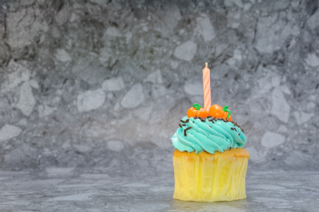 オレンジ色の誕生日の蝋燭でかわいいカップケーキ の写真素材 画像素材 Image