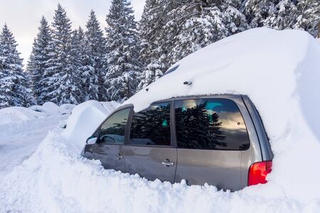 アルピンスキー場の雪の下にほぼ完全に埋もれた車 の写真素材 画像素材 Image アルピンスキー場の雪の下にほぼ完全に埋もれた車 の写真素材 画像素材 Image