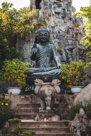 鎌倉の仏像。大仏、13.41 M、阿弥陀如来の 93 トンの重量の銅像の写真