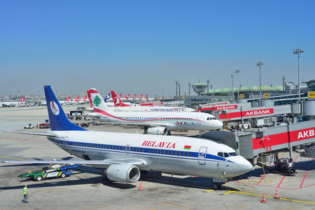 イスタンブール トルコ 4 月 17年 イスタンブール トルコのイスタンブールのアタチュルク空港での飛行機 の写真素材 画像素材 Image