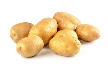 Manojo de patatas frescas aisladas sobre un fondo blanco. Foto de archivo - 39553361