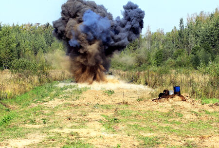 マイナー ロボットを用いた地雷除去中に爆発 の写真素材 画像素材 Image