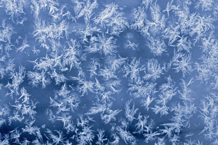 氷の結晶がガラスに美しいパターンを形成の写真素材・画像素材