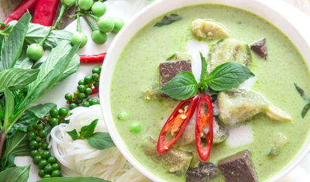 coconut: Màu xanh lá cây cà ri nước dừa kem với thịt gà, các món ăn được ưa thích Thái gọi là Gaeng Keow Wan Gai trên bàn gỗ