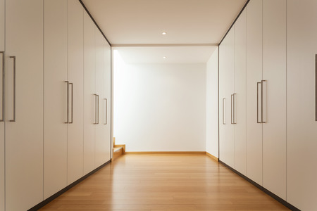 Intérieur d'une maison moderne, long couloir avec placards banque ... Interieur dune maison moderne