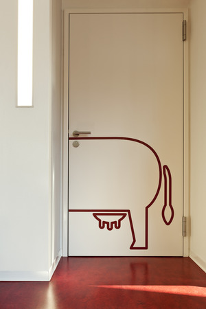 schule badezimmertür offenen tür 34699827 moderne öffentliche schule gemalt kuh an der tür offenen badezimmertür von männern schule badezimmertür offenen tür 34699827 moderne öffentliche schule gemalt kuh an der tür offenen badezimmertür von männern