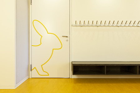 schule badezimmertür pasillo 34700098 moderne öffentliche schule kaninchen an der tür gezogen offenen badezimmertür von männern schule badezimmertür pasillo 34700098 moderne öffentliche schule kaninchen an der tür gezogen offenen badezimmertür von männern