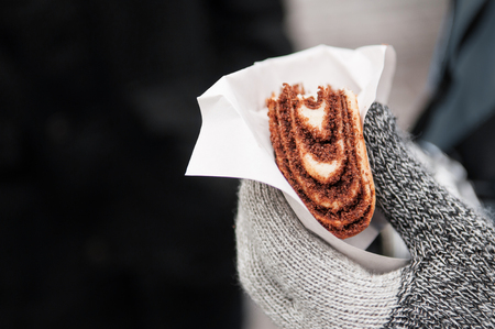 伝統的なトルコのファーストフードであるシミット 女性の手にゴマをまきにしたベーカリーベーグル の写真素材 画像素材 Image