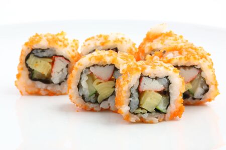 日本の料理 カリフォルニア州牧 Sush 真砂巻き ロール カニ アボカド キュウリ 中日本のマヨネーズから成っています 真砂 マサゴ で分離されたホワイト バック グラウンド外 の写真素材 画像素材 Image