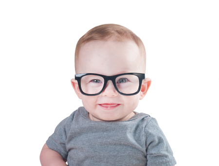 Portrait D Un Adorable Bebe Assis Port De Lunettes Et De Regarder Un Livre Isole Sur Blanc Banque D Images Et Photos Libres De Droits Image