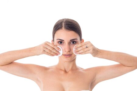 魅力的な若い女の子は クレンジング コットン白い背景で隔離の彼女の肌を行います 医療コンセプト 身体のケアの概念 健康な皮膚を持つ若い女性 の写真素材 画像素材 Image