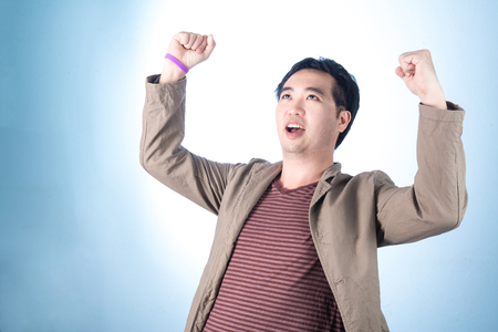 空に顔を上げると空気を笑みを浮かべて 青の背景に 彼のビジネス取引のための勝利の成功で叫んでいる彼の拳でパンチを歓喜幸せと魅力的なビジネスで成功 の写真素材 画像素材 Image 空に顔を上げると空気を笑みを浮かべて 青の背景に 彼のビジネス取引のための勝利の成功で叫んでいる彼の拳でパンチを歓喜幸せと魅力的なビジネスで成功 の写真素材 画像素材 Image