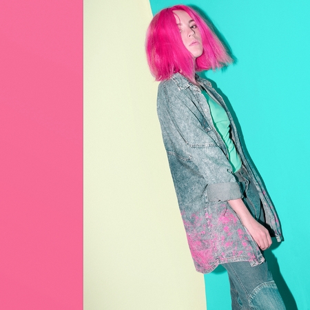 バニラ色をミックスします ピンク髪のティーンエイ ジャーの女の子 こんにちは日本 の写真素材 画像素材 Image