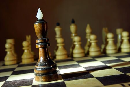 敵チームの前で孤独な白いチェスの王 不平等な戦いだ木製のチェスピースとのコンセプト の写真素材 画像素材 Image 敵チームの前で孤独な白いチェスの王 不平等な戦いだ木製のチェスピースとのコンセプト の写真素材 画像素材 Image