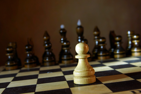 敵チームの前で孤独な白いチェスの王 不平等な戦いだ木製のチェスピースとのコンセプト の写真素材 画像素材 Image 敵チームの前で孤独な白いチェスの王 不平等な戦いだ木製のチェスピースとのコンセプト の写真素材 画像素材 Image