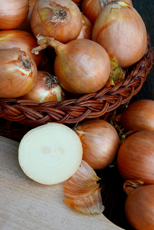 バスケットに黄色い玉ねぎがたくさん の写真素材 画像素材 Image