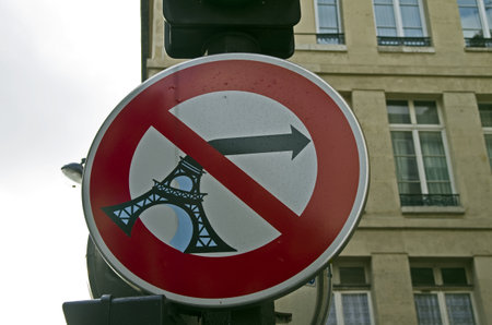 パリの路上で面白いと珍しい道路標識 の写真素材 画像素材 Image