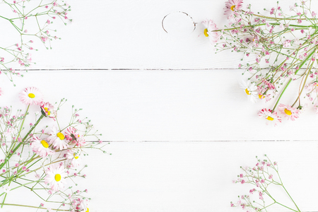 花の組成物 花のフレームは木製白地ピンクのカスミソウの花から成っています コピー スペース フラット横たわっていた トップ ビュー の写真素材 画像素材 Image 花の組成物 花のフレームは木製白地ピンクのカスミソウの花から成っています コピー スペース フラット横たわっていた トップ ビュー の写真素材 画像素材 Image