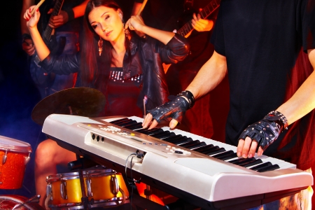 Woman beat guitar: hiệu suất của nhóm nhạc trong câu lạc bộ đêm.