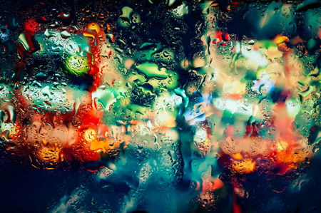 水滴で濡れたガラスを通して見た雨の中でぼやけた夜景都市 の写真素材 画像素材 Image
