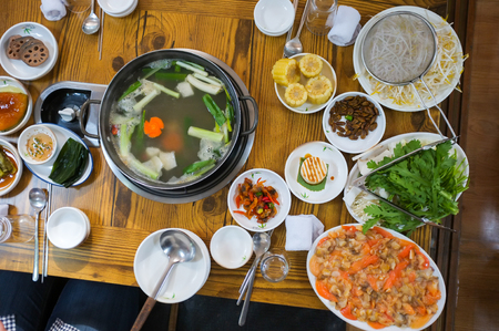 韓国料理 新鮮な生のサーフアサリ キムチ おかず うどんを使った