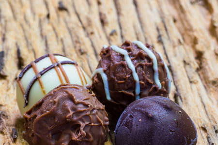 Immagini Stock Quattro Pezzi Di Cioccolato Sono Posti Su Immagini Stock Quattro Pezzi Di Cioccolato Sono Posti Su