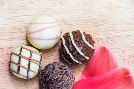 Immagini Stock Quattro Pezzi Di Cioccolato Sono Posti Su Immagini Stock Quattro Pezzi Di Cioccolato Sono Posti Su