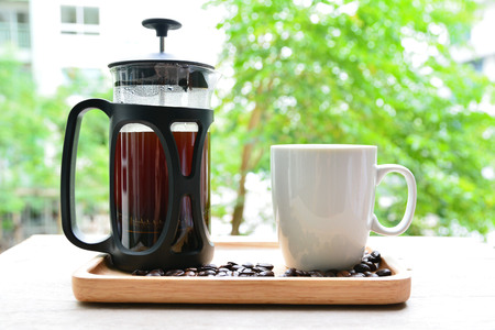 Prensa Francesa Cafetera Con Grano De Café Sobre Fondo Prensa Francesa Cafetera Con Grano De Café Sobre Fondo