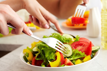 Gros plan, de, humain, mains, à, fourchette, dégustation, salade Photo sous licence