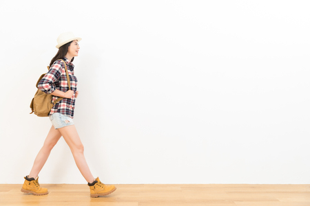 Copyspace 地域旅行に行くバックパッカーとしてカジュアルな服を着てかなり女子学生は 背景が白い壁 木の床の上を歩いてご覧ください の写真素材 画像素材 Image Copyspace 地域旅行に行くバックパッカーとしてカジュアルな服を着てかなり女子学生は 背景が白い壁 木の床の上を歩いてご覧ください の写真素材 画像素材 Image