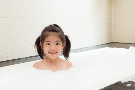 中国 女子小学生 お風呂