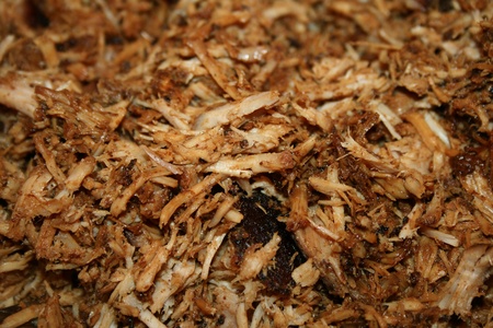 grilled pork: thịt heo bbq (thịt lợn nướng) chín, cắt nhỏ và sẵn sàng để ăn