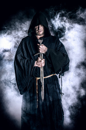 黒マントと剣手の勇敢な戦士の放浪者の肖像画 歴史的なファンタジー の写真素材 画像素材 Image