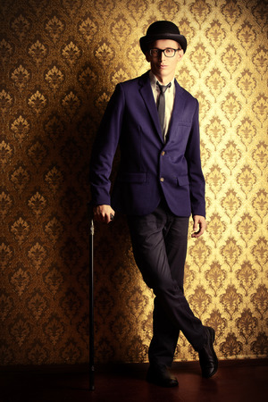 エレガントなスーツ 山高帽とステッキでスタジオでポーズ眼鏡少年 子供のファッション の写真素材 画像素材 Image エレガントなスーツ 山高帽とステッキでスタジオでポーズ眼鏡少年 子供のファッション の写真素材 画像素材 Image