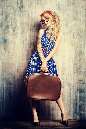 昔ながらの水玉ドレスと古いスーツケースを保持している近代的なヘアスタイル ドレッドヘアで現代のピンナップ ガール ファッションを撮影しました スタイルの混合物 の写真素材 画像素材 Image 昔ながらの水玉ドレスと古いスーツケースを保持している近代的なヘアスタイル ドレッドヘアで現代のピンナップ ガール ファッションを撮影しました スタイルの混合物 の写真素材 画像素材 Image