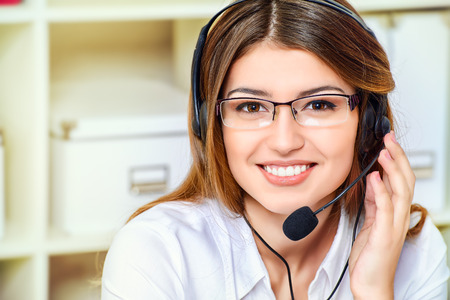 優しい笑顔のオフィスで彼女の職場の若い女性 Surrort 電話オペレーター ヘッドセット カスタマー サービス の写真素材 画像素材 Image 3268 優しい笑顔のオフィスで彼女の職場の若い女性 Surrort 電話オペレーター ヘッドセット カスタマー サービス の写真素材 画像素材 Image 3268