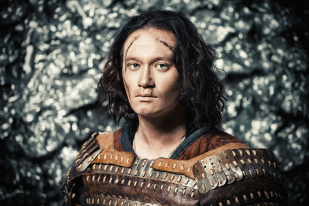 剣を持った鎧で古代の男性戦士のクローズ アップの肖像画 歴史上の人物 ファンタジー の写真素材 画像素材 Image