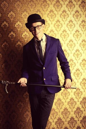 エレガントなスーツ 山高帽とステッキでスタジオでポーズ眼鏡少年 子供のファッション の写真素材 画像素材 Image エレガントなスーツ 山高帽とステッキでスタジオでポーズ眼鏡少年 子供のファッション の写真素材 画像素材 Image